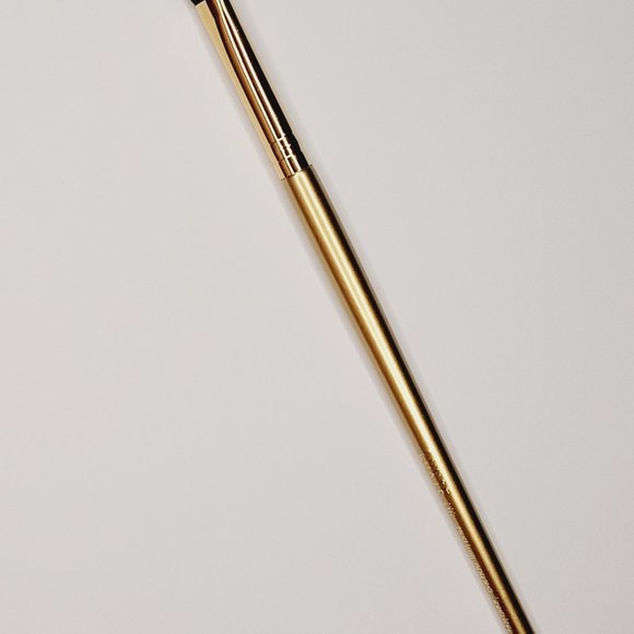 Luxie 207 Medium Angled Shading Brush ~ New ~ Gold - Picture 2 of 3